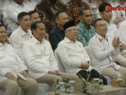 Jokowi-Gibran Pakai Pakaian Sama dengan Pengurus saat Hadiri Rapimnas