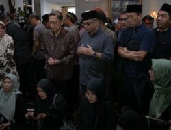 JK, Boediono Sampai saat ini Luhut Lepas Kepergian Faisal Basri di Rumah Duka