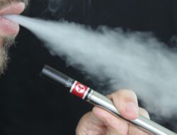 Penumpang Ketahuan Isap Vape di Pesawat, Terancam Denda Rp14 Juta