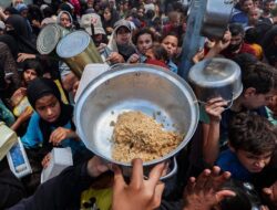 Anak-anak Gaza Kelaparan Antre Berjam-jam untuk Dapat Makanan