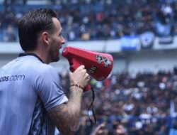 Tegang Nonton Persebaya, Klok Hampir Naik Whoosh Sebelum Persib Juara