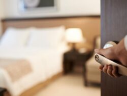 Jangan Lupa Setiap Waktu Gerendel Pintu Kamar
