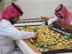 Membuat Kiswah di Makkah, Sulam Manual di Kain Sutera Unggul