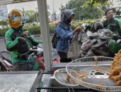 6 Kebiasaan yang Picu Rematik, Pesan Makan Lewat Ojol