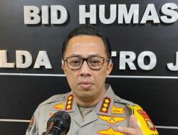 Wajah Diplomat Kemlu Tertutup Plastik dan Lakban