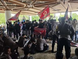 Bendera Bulan Bintang Berkibar saat Aksi Massa di Dewan Perwakilan Rakyat Aceh
