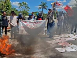 Protes Aliansi Mahasiswa NTT Tuntut Hapus Tunjangan DPRD