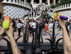 Keluhan Masyarakat Overtourism, Warga Semprotkan Air ke Turis di Barcelona