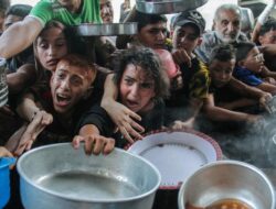 Tangis Senang Warga Gaza Bisa Makan Ayam usai 7 Bulan Kelaparan