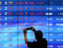 IHSG Tiba-tiba Anjlok 2,94 Persen ke 7.959 Siang Ini