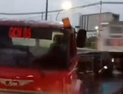 Detik-detik KA Harina Tabrak Truk Trailer di Kaligawe Semarang