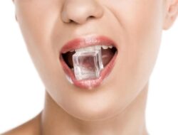 6 Bahaya Sering Mengunyah Es Batu yang Sangat dianjurkan Diwaspadai