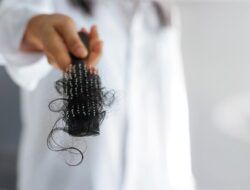 Rambut Kamu Rontok? Mungkin Kekurangan 6 Vitamin Ini