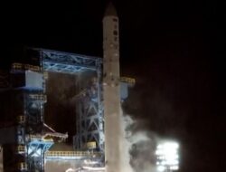 Detik-detik Roket Rusia Meluncur ke Orbit, Bawa Perangkat Militer