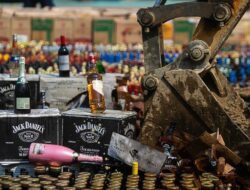 Bea Cukai Musnahkan 13 Juta Batang Rokok-19 Ribu Botol Miras Ilegal