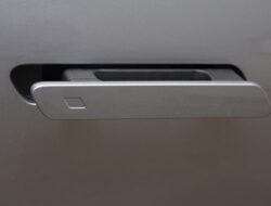 China Larang Kendaraan Pribadi Listrik Pakai Gagang Pintu Elektronik Mulai 2027