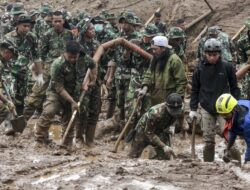 Pencarian Prajurit TNI Sampai saat ini Warga Korban Longsor Cisarua KBB