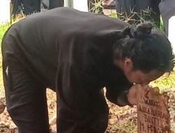 Lepas Kepergian Kekasih, Reza Arap Cium Nisan Lula Lahfah