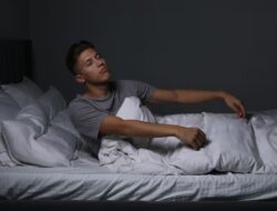 Mengenal Somnambulism, Gangguan Tidur yang Buat Seseorang Berjalan saat Masih Terlelap : Okezone Women