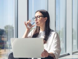 Kenapa Kurang Minum Air Putih Bisa Merusak Ginjal? Ini Kata Dokter : Okezone Women
