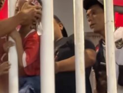 Viral! Kepala Bocah Nyangkut di Pagar Arena Pertandingan saat Nonton Tim nasional Indonesia, Endingnya Kocak : Okezone Women