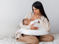 Mengenal Induksi Laktasi yang Bikin Ibu Angkat Bisa Menyusui Bayi Adopsi : Okezone Women